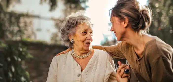 une senior discutant avec une femme plus jeune