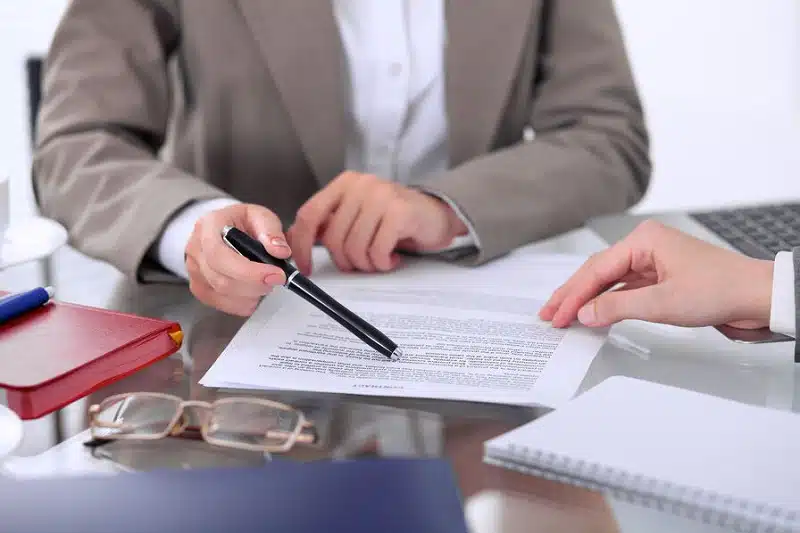 Comprendre les enjeux du droit commercial pour protéger votre entreprise