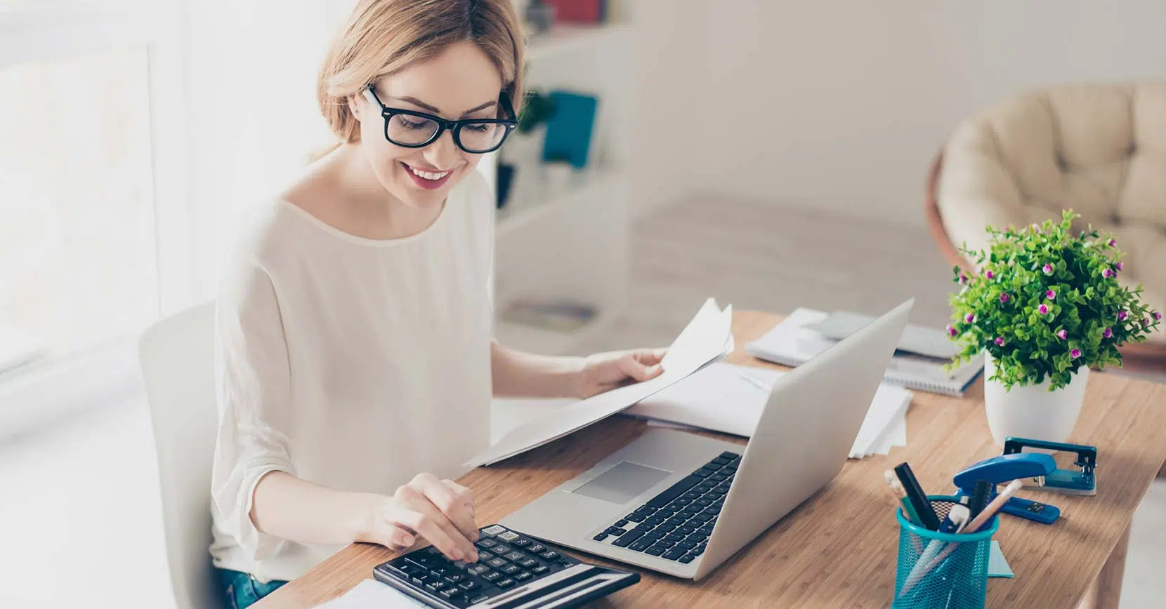 Une femme heureuse de son rachat de crédits