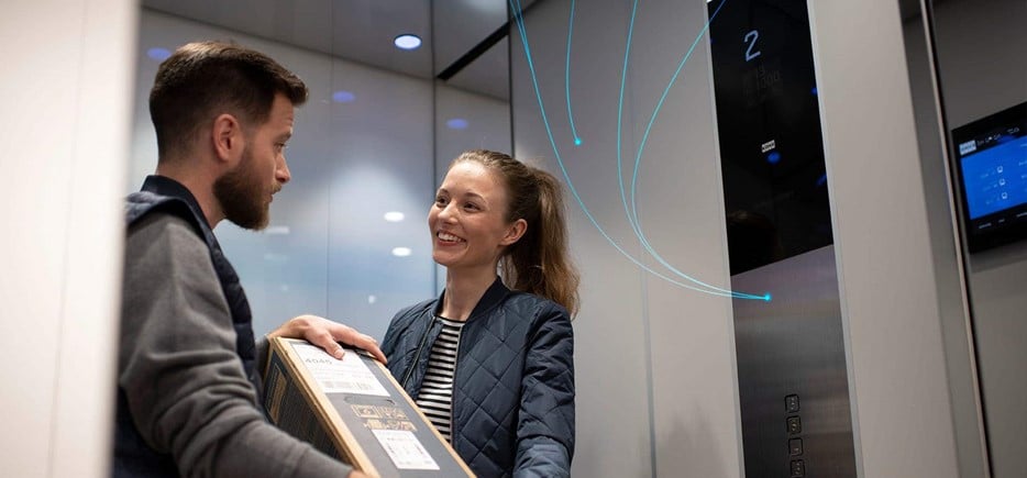 Deux personnes dans un ascenceur