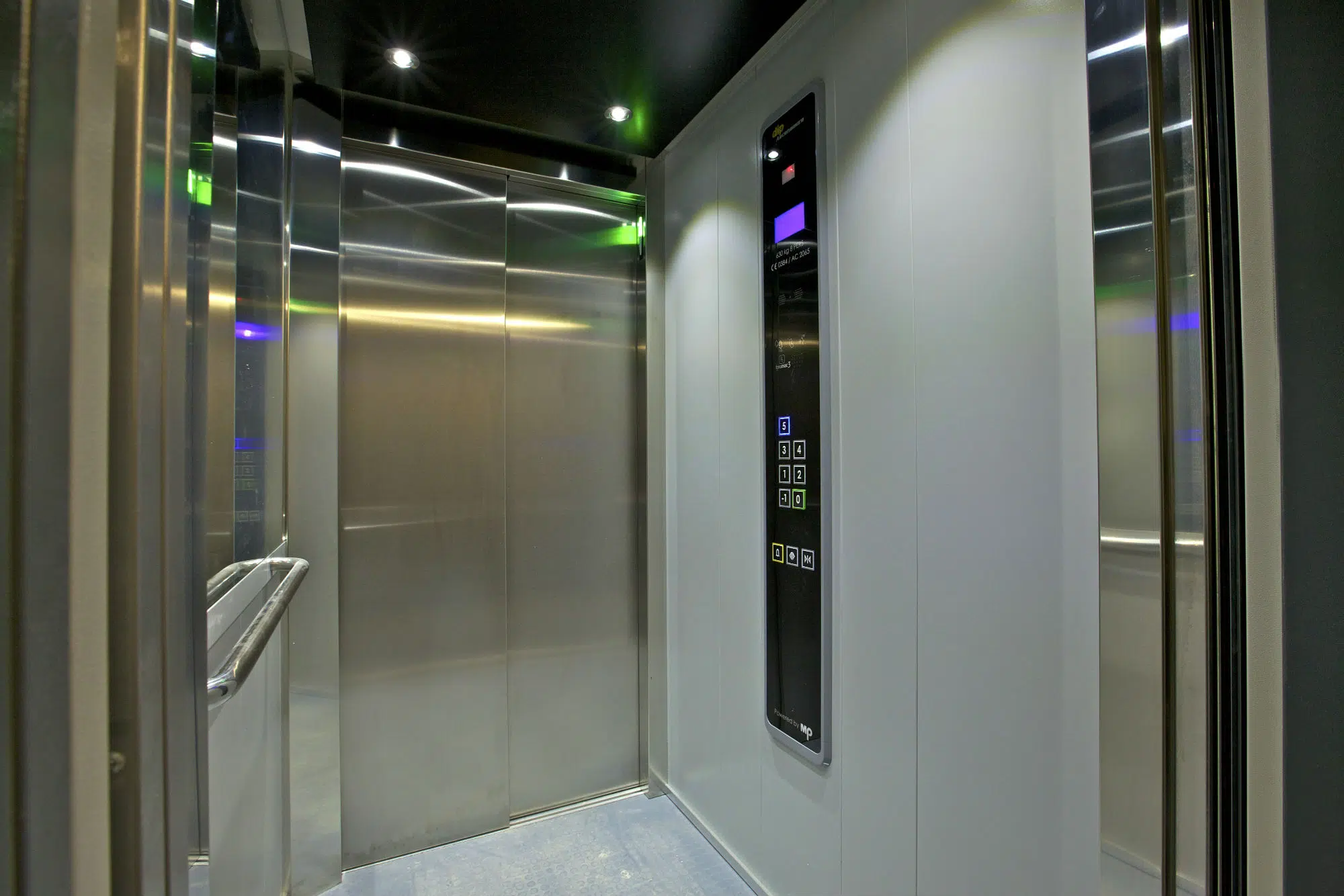Vue d'intérieur d'un ascenseur 