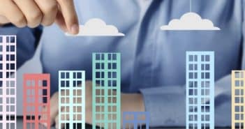 Pourquoi investir dans SCPI est-il intéressant ? Nuages sur immeubles