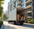Camion de déménagement moderne devant un immeuble urbain