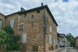 Comment rénover votre habitat avec un couvreur à Dijon ?