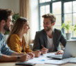Jeune couple avec agent immobilier discutant d'investissement immobilier dans un salon lumineux