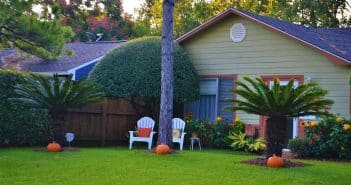 6 raisons pour lesquelles l’assurance habitation est indispensable pour les propriétaires Une maison avec un jardin