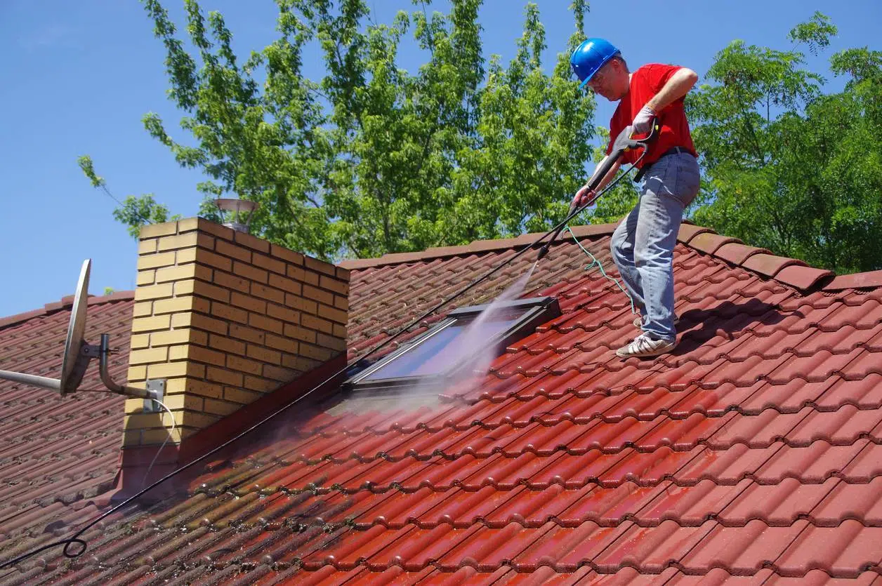 solutions contre problèmes d'étanchéité sur toiture démoussage de toiture couvreur à Argenteuil