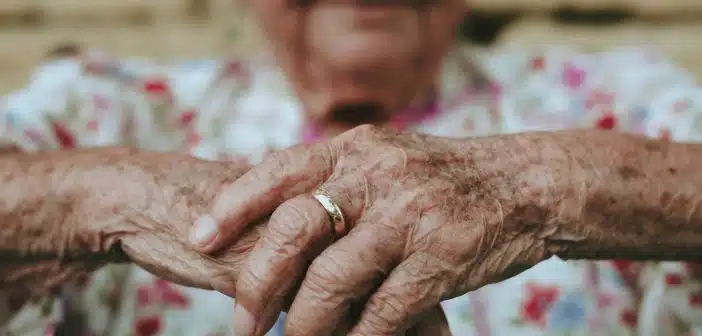 mains d'une dame âgée