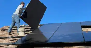 installation de panneau solaire sur le toit d'une maison