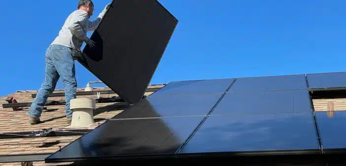 installation de panneau solaire sur le toit d'une maison
